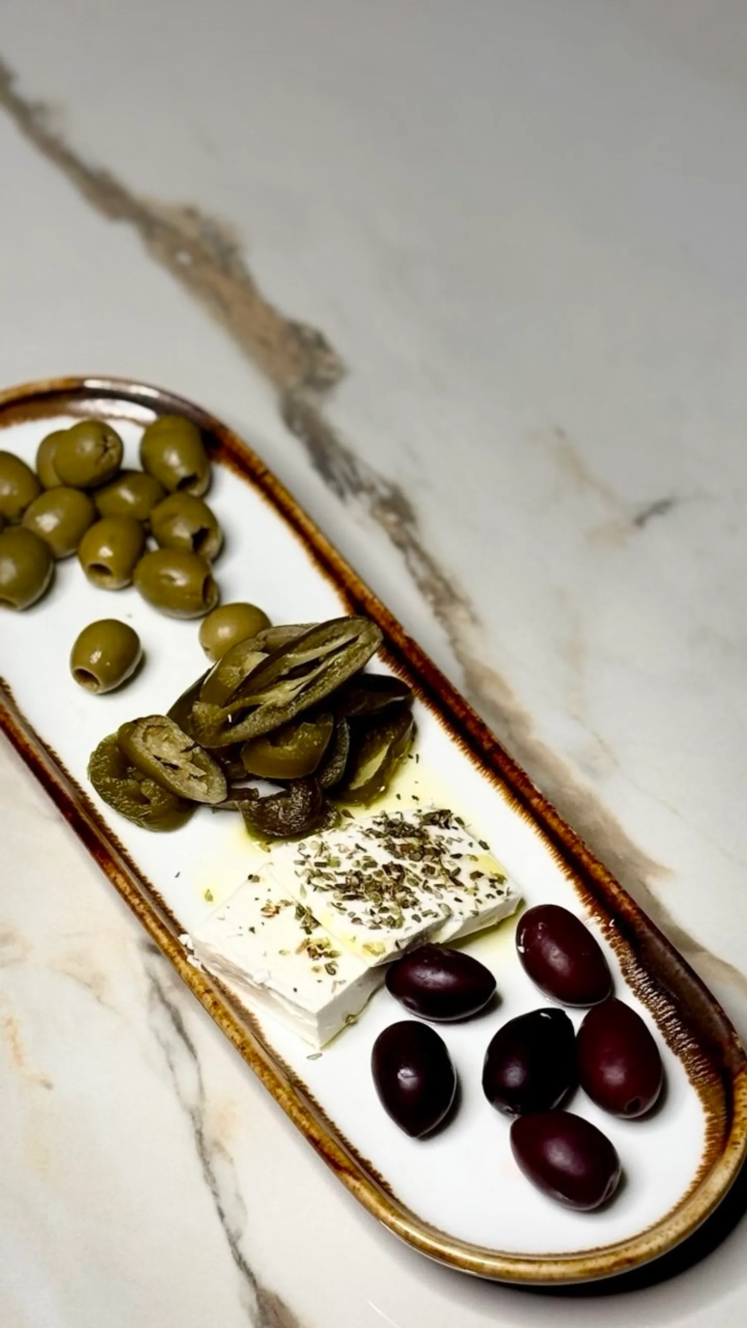 R'Recept - Ассорти оливок,фета, перец халапеньо