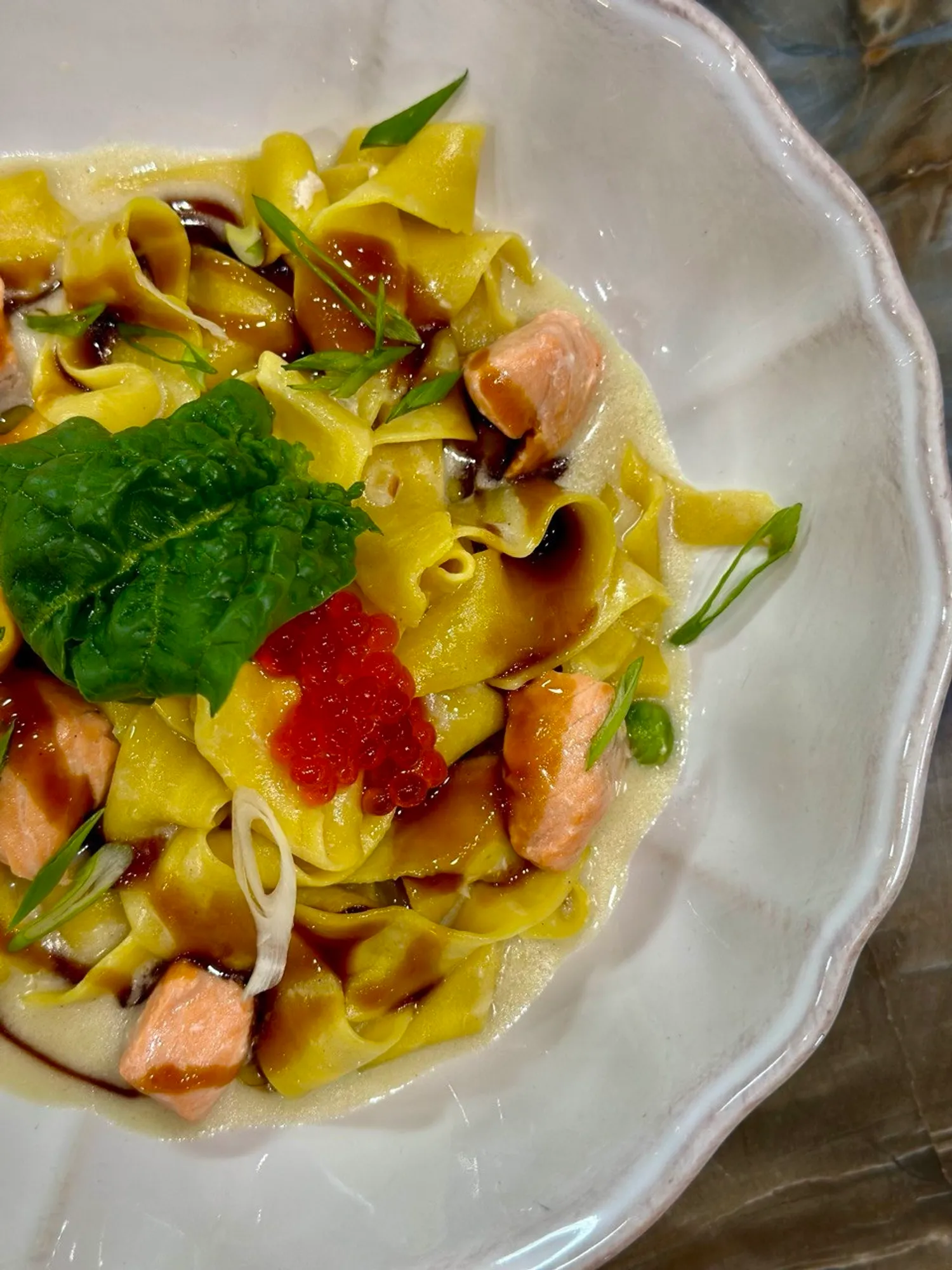 R'Recept - Паста с форелью, горошком и мисо-соусом