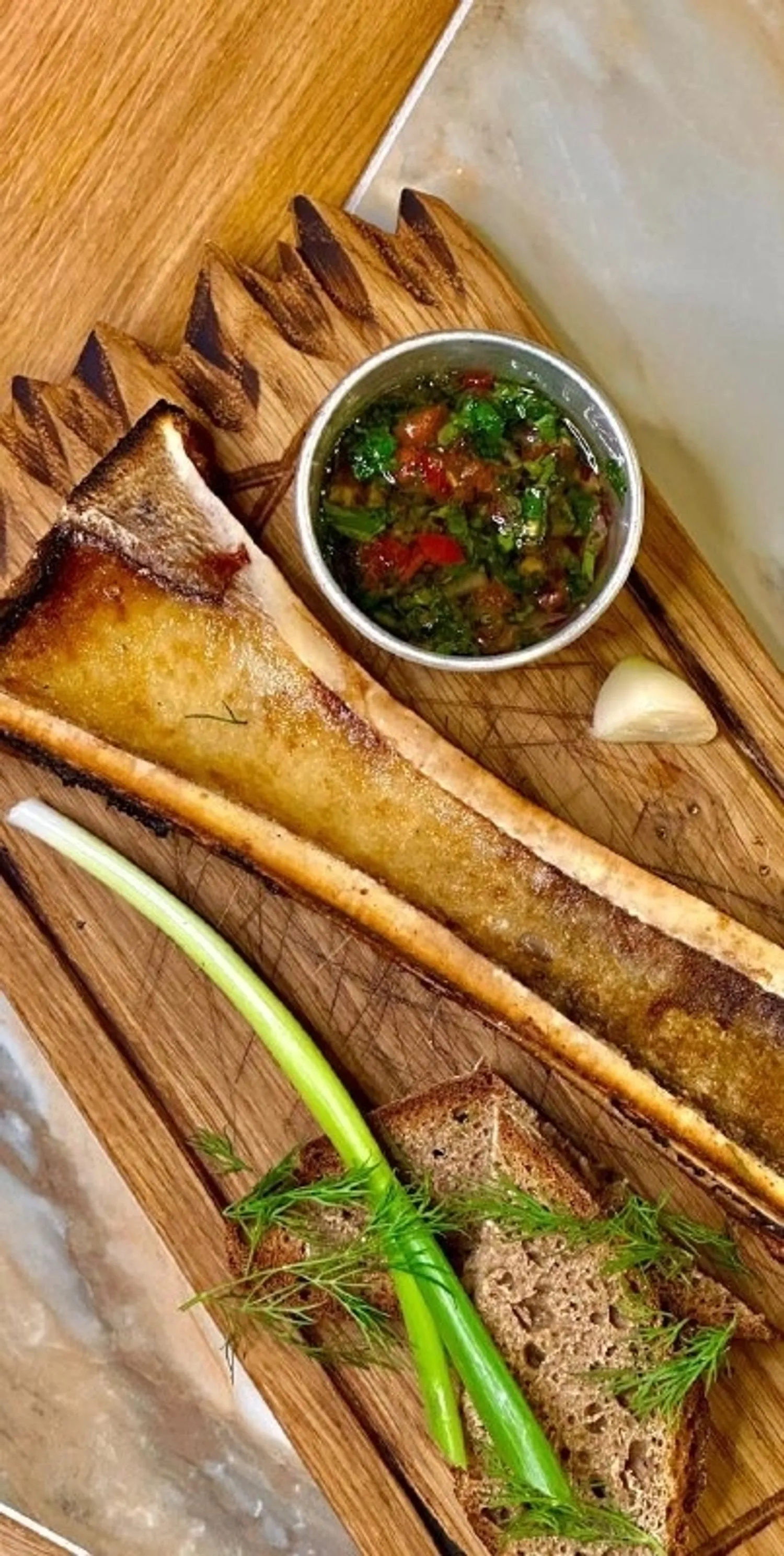 R'Recept - Запеченые мозговые косточки и луковый салат с тостами из ржаного хлеб