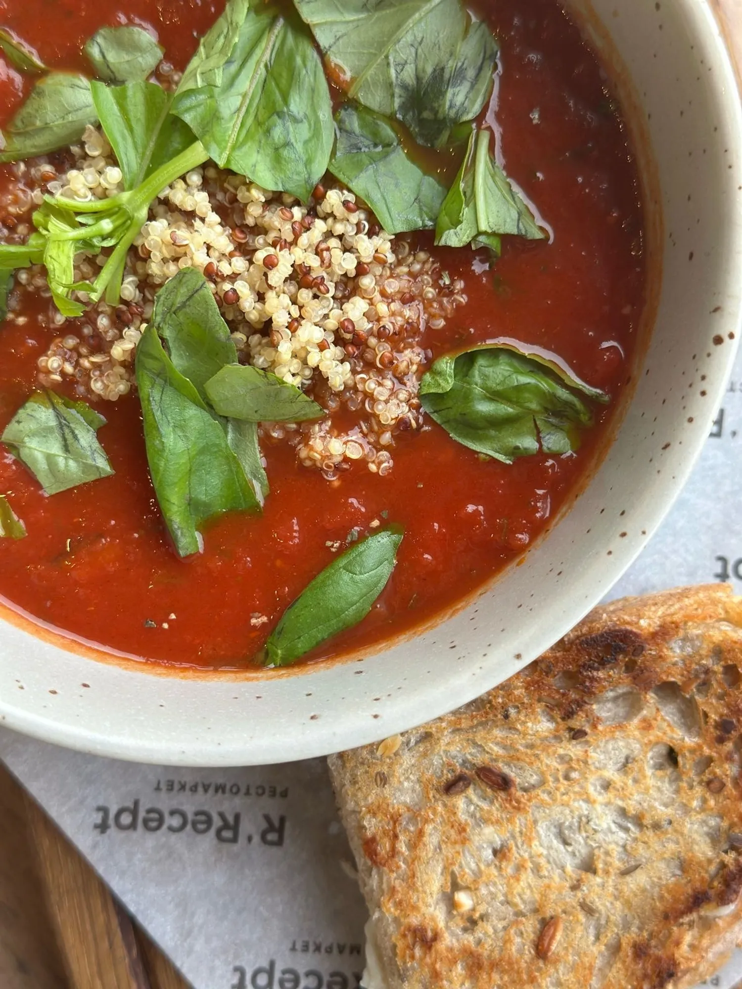 R'Recept - Сицилийский томатный суп с киноа и галетами