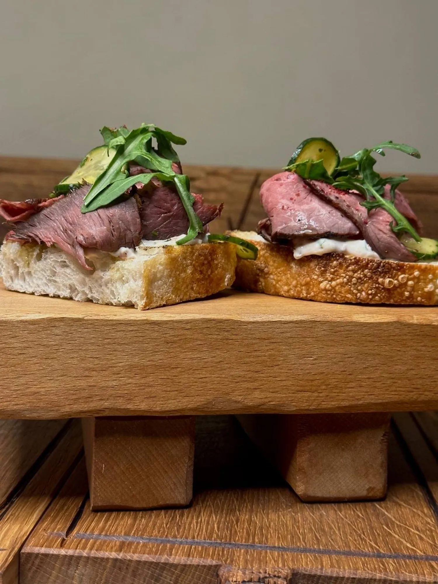 R'Recept - Бутерброд ростбиф с соусом релиш