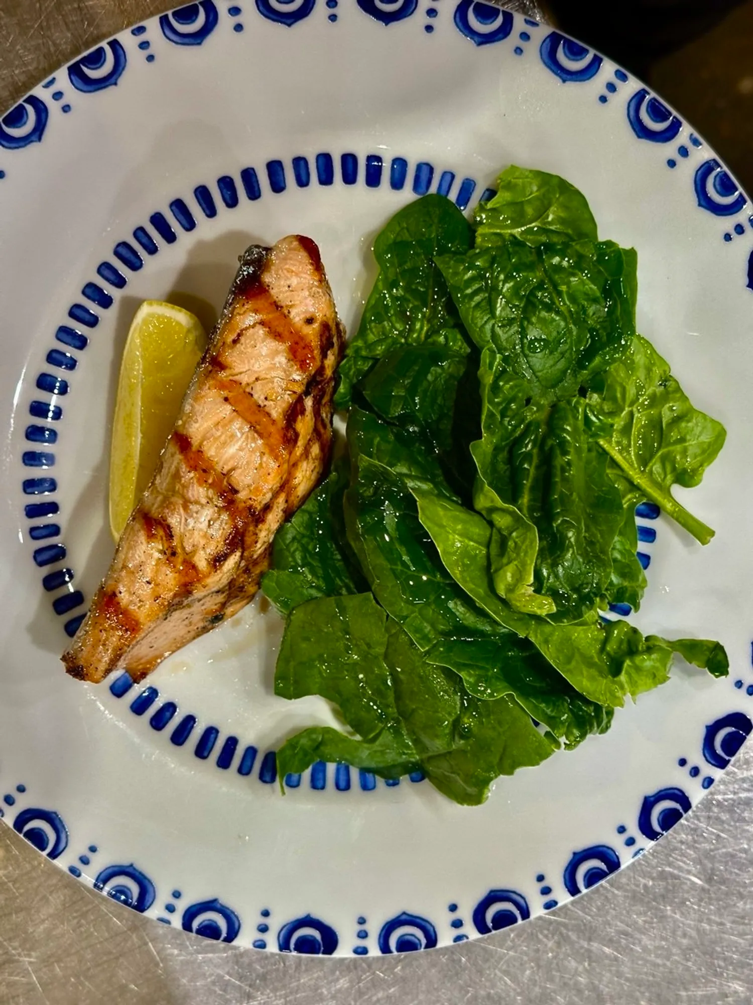 R'Recept - Форель мурманская со шпинатом и абхазским лимоном