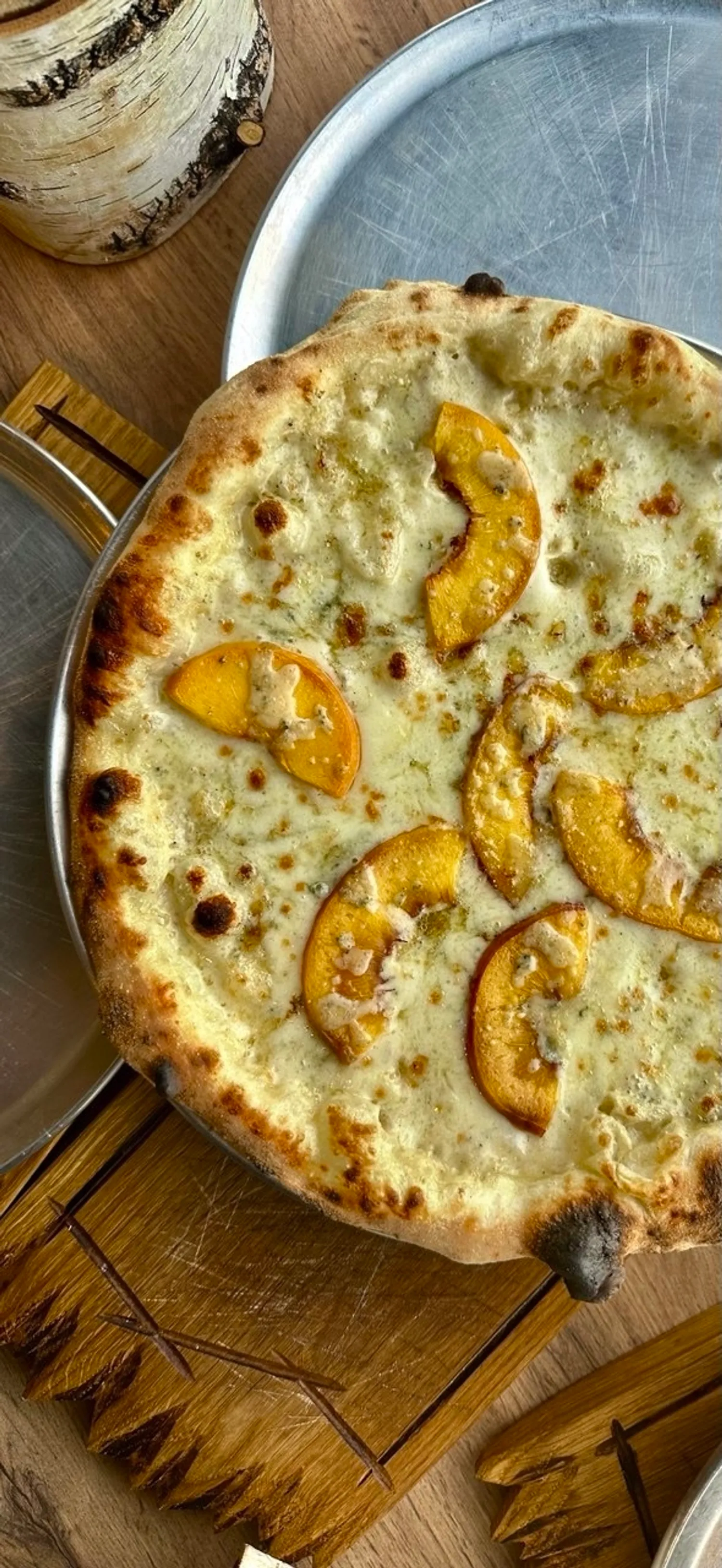 R'Recept - Пицца с сезонным фруктом и горгонзолой